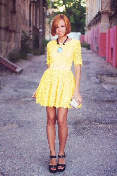 Светлое платье насыщенного желтого цвета