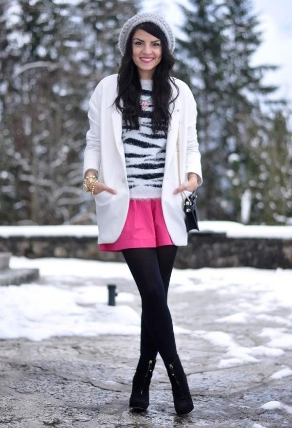 Как можно сочетать ярко розовую мини юбку и вязанный черно белый свитер