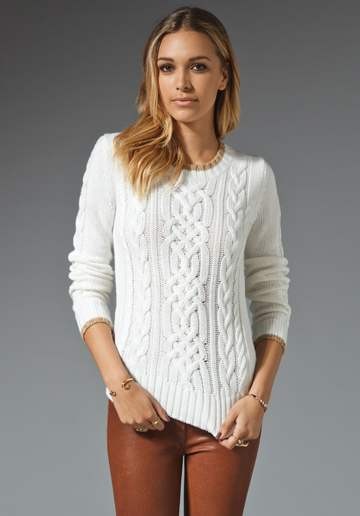 фото женского белого свитера
